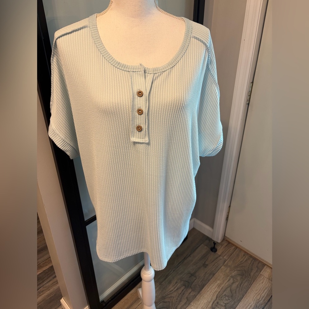 New With Tags…Boutique Ribbed Plus Size Short Sleeve Top…Size 2X